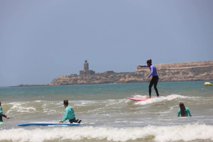 🏄‍♂️ Cours de Surf à Essaouira – Apprenez à surfer avec des pros locaux - surf for rent in essaouira - RENTS.ma