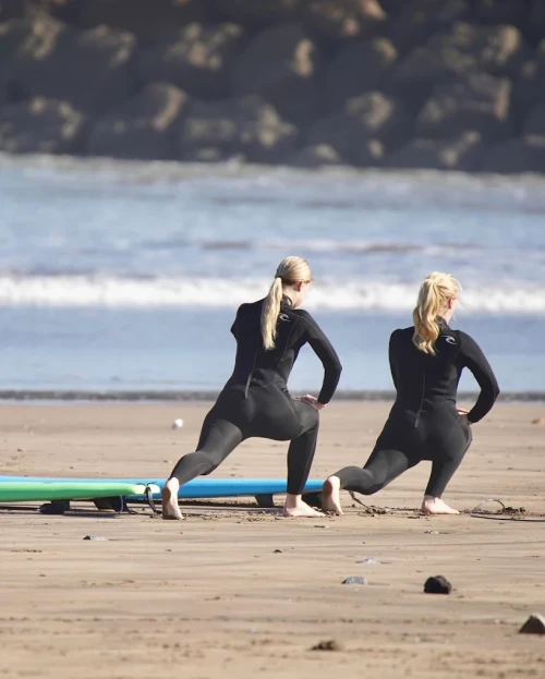 Apprendre à surfer à Rabat 🌊 | École de surf & padel au Maroc - surf for rent in rabat - RENTS.ma