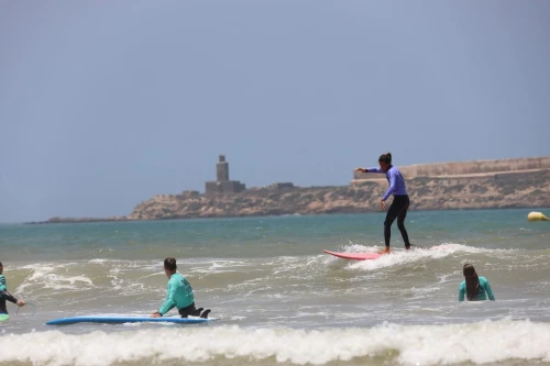 🏄‍♂️ Cours de Surf à Essaouira – Apprenez à surfer avec des pros locaux - surf for rent in essaouira - RENTS.ma